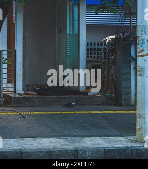 Jakarta, Indonesien - 11. Mai 2024. Er schläft vor dem Geldautomaten. Stockfoto