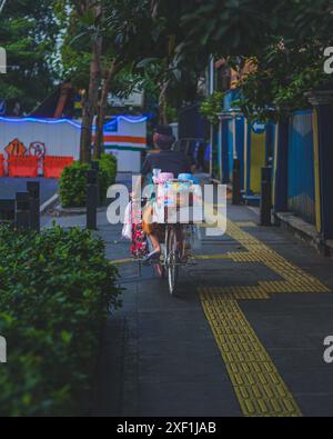 Jakarta, Indonesien - 11. Mai 2024. Er fährt am frühen Morgen zu seinem Ziel. Stockfoto