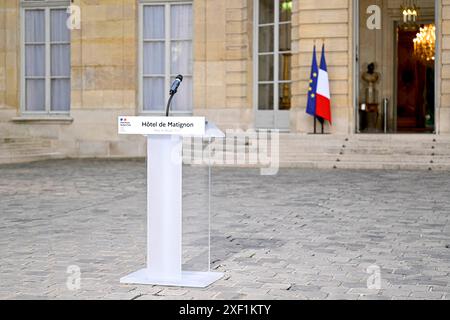 Paris, Frankreich. 30. Juni 2024. Illustration (Atmosphäre) zeigt einen Leseschalter des Premierministers im Innenhof des Hotels Matignon in Paris, Frankreich am 30. Juni 2024. Foto: Victor Joly/ABACAPRESS. COM Credit: Abaca Press/Alamy Live News Stockfoto