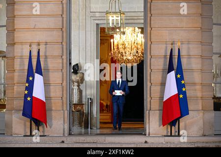 Paris, Frankreich. 30. Juni 2024. Allgemeine Ansicht mit dem französischen Premierminister Gabriel Attal spricht nach der Bekanntgabe der Ergebnisse der ersten Runde der französischen Parlamentswahlen am 30. Juni 2024 im Hotel de Matignon in Paris. Foto: Victor Joly/ABACAPRESS. COM Credit: Abaca Press/Alamy Live News Stockfoto