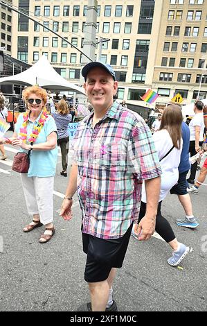 Der New Yorker Staatsvertreter Harvey Epstein marschiert 2024 auf der Fifth Avenue in New York, New York, USA, am 30. Juni 2024. Robin Platzer/ Twin Images/ Credit: SIPA USA/Alamy Live News Stockfoto