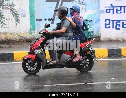 PATNA, INDIEN - JUNI 30: Menschen, die am 30. Juni 2024 in Patna, Indien, Regenwasser ausgesetzt sind, während Regen an der Bailey Road fällt. (Foto: Santosh Kumar/Hindustan Times/SIPA USA ) Stockfoto