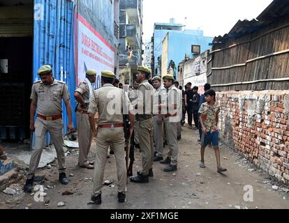 Noida, Indien. 30. Juni 2024. NOIDA, INDIEN - JUNI 30: Schwerer Polizeieinsatz in Hoshiarpur Dorf des Sektors 51, nach dem Tod eines Kindes bei einem Verkehrsunfall gestern in Hoshiarpur Dorf des Sektors 51, am 30. Juni 2024 in Noida, Indien. (Foto: Sunil Ghosh/Hindustan Times/SIPA USA) Credit: SIPA USA/Alamy Live News Stockfoto