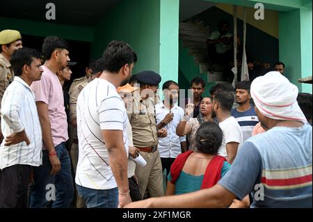 Noida, Indien. 30. Juni 2024. NOIDA, INDIEN - JUNI 30: Polizeibeamter versucht, Familie und Dorfbewohner nach dem Tod eines Kindes bei einem Verkehrsunfall in Hoshiarpur Dorf des Sektors 51 gestern, am 30. Juni 2024 in Noida, Indien zu überzeugen. (Foto: Sunil Ghosh/Hindustan Times/SIPA USA) Credit: SIPA USA/Alamy Live News Stockfoto