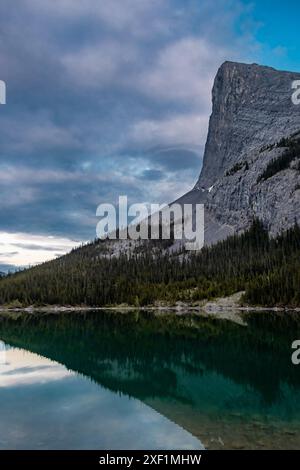 Der ha Ling Peak steht majestätisch und spiegelt sich perfekt in den stillen Gewässern des Whiteman's Pond wider Stockfoto