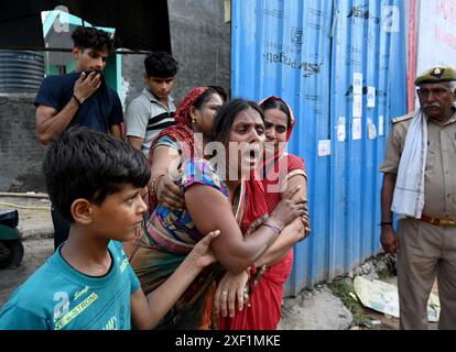 Noida, Indien. 30. Juni 2024. NOIDA, INDIEN - JUNI 30: Familienmitglieder weinen nach dem Tod eines Kindes bei einem Verkehrsunfall in Sektor 51 Dorf Hoshiarpur gestern, am 30. Juni 2024 in Noida, Indien. (Foto: Sunil Ghosh/Hindustan Times/SIPA USA) Credit: SIPA USA/Alamy Live News Stockfoto