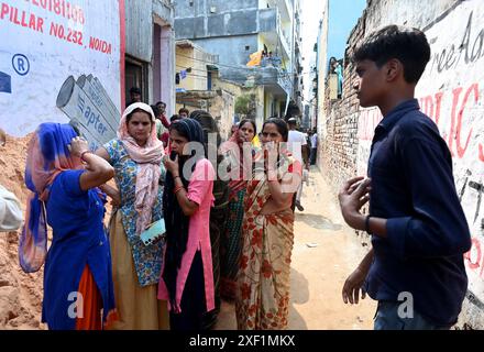 Noida, Indien. 30. Juni 2024. NOIDA, INDIEN - JUNI 30: Familienmitglieder weinen nach dem Tod eines Kindes bei einem Verkehrsunfall in Sektor 51 Dorf Hoshiarpur gestern, am 30. Juni 2024 in Noida, Indien. (Foto: Sunil Ghosh/Hindustan Times/SIPA USA) Credit: SIPA USA/Alamy Live News Stockfoto