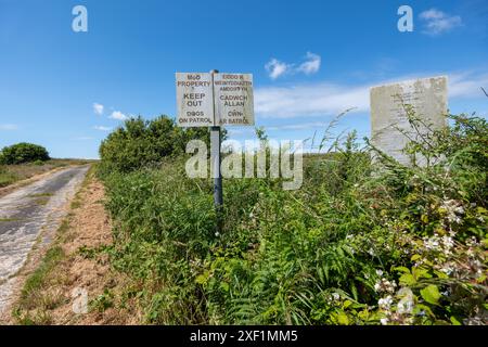 MOD-Warnschild für das Eigentum am geplanten Standort für die Installation des neuen DARC-Radars. Eine neue Kampagne, die sich selbst PARC gegen die DARC nennt, kündigte am 29. Mai in der Solva Memorial Hall ihren offiziellen Start an, um die Pläne des britischen und US-Militärs zu stoppen, ein 27-teiliges „Deep Space Advanced Radar Concept“ – „DARC“ Hochleistungs-Radarstation in Cawdor Barracks, Brawdy, Pembrokeshire, zu schaffen. im Herzen der Halbinsel St. Davids. Im Rahmen des „AUKUS“ – des dreiseitigen Sicherheitspakts zwischen Australien, dem Vereinigten Königreich und den Vereinigten Staaten – sollen drei DARC-Radaranlagen rund um die gebaut werden Stockfoto