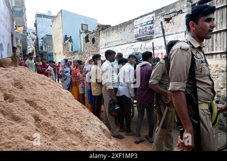 Noida, Indien. 30. Juni 2024. NOIDA, INDIEN - JUNI 30: Schwerer Polizeieinsatz in Hoshiarpur Dorf des Sektors 51, nach dem Tod eines Kindes bei einem Verkehrsunfall gestern in Hoshiarpur Dorf des Sektors 51, am 30. Juni 2024 in Noida, Indien. (Foto: Sunil Ghosh/Hindustan Times/SIPA USA) Credit: SIPA USA/Alamy Live News Stockfoto