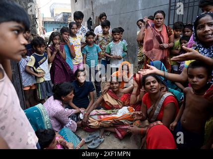 Noida, Indien. 30. Juni 2024. NOIDA, INDIEN - JUNI 30: Familienmitglieder weinen nach dem Tod eines Kindes bei einem Verkehrsunfall in Sektor 51 Dorf Hoshiarpur gestern, am 30. Juni 2024 in Noida, Indien. (Foto: Sunil Ghosh/Hindustan Times/SIPA USA) Credit: SIPA USA/Alamy Live News Stockfoto