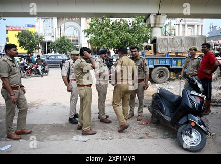 Noida, Indien. 30. Juni 2024. NOIDA, INDIEN - JUNI 30: Schwerer Polizeieinsatz in Hoshiarpur Dorf des Sektors 51, nach dem Tod eines Kindes bei einem Verkehrsunfall gestern in Hoshiarpur Dorf des Sektors 51, am 30. Juni 2024 in Noida, Indien. (Foto: Sunil Ghosh/Hindustan Times/SIPA USA) Credit: SIPA USA/Alamy Live News Stockfoto