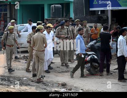 Noida, Indien. 30. Juni 2024. NOIDA, INDIEN - JUNI 30: Polizeibeamter versucht, Familie und Dorfbewohner nach dem Tod eines Kindes bei einem Verkehrsunfall in Hoshiarpur Dorf des Sektors 51 gestern, am 30. Juni 2024 in Noida, Indien zu überzeugen. (Foto: Sunil Ghosh/Hindustan Times/SIPA USA) Credit: SIPA USA/Alamy Live News Stockfoto