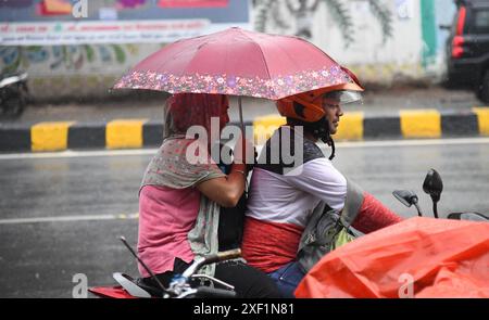 PATNA, INDIEN - JUNI 30: Menschen, die am 30. Juni 2024 in Patna, Indien, Regenwasser ausgesetzt sind, während Regen an der Bailey Road fällt. (Foto: Santosh Kumar/Hindustan Times/SIPA USA ) Stockfoto