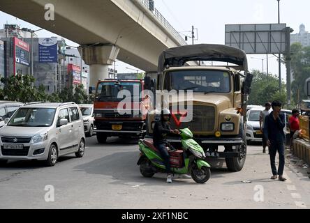 Noida, Indien. 30. Juni 2024. NOIDA, INDIEN - JUNI 30: Nach dem Tod eines Kindes bei einem Verkehrsunfall gestern in Hoshiarpur Dorf des Sektors 51 blockierten Nachmittagsfamilien und Dorfbewohner die Straße heute, am 30. Juni 2024 in Noida, Indien. (Foto: Sunil Ghosh/Hindustan Times/SIPA USA) Credit: SIPA USA/Alamy Live News Stockfoto