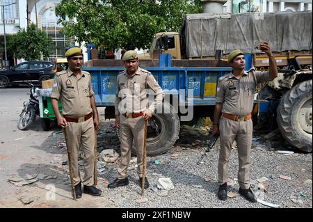 Noida, Indien. 30. Juni 2024. NOIDA, INDIEN - JUNI 30: Schwerer Polizeieinsatz in Hoshiarpur Dorf des Sektors 51, nach dem Tod eines Kindes bei einem Verkehrsunfall gestern in Hoshiarpur Dorf des Sektors 51, am 30. Juni 2024 in Noida, Indien. (Foto: Sunil Ghosh/Hindustan Times/SIPA USA) Credit: SIPA USA/Alamy Live News Stockfoto