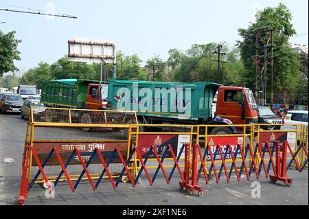 Noida, Indien. 30. Juni 2024. NOIDA, INDIEN - JUNI 30: Nach dem Tod eines Kindes bei einem Verkehrsunfall gestern in Hoshiarpur Dorf des Sektors 51 blockierten Nachmittagsfamilien und Dorfbewohner die Straße heute, am 30. Juni 2024 in Noida, Indien. (Foto: Sunil Ghosh/Hindustan Times/SIPA USA) Credit: SIPA USA/Alamy Live News Stockfoto