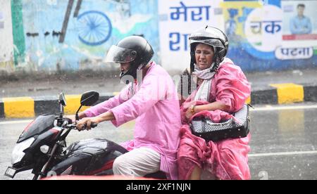 PATNA, INDIEN - JUNI 30: Menschen, die am 30. Juni 2024 in Patna, Indien, Regenwasser ausgesetzt sind, während Regen an der Bailey Road fällt. (Foto: Santosh Kumar/Hindustan Times/SIPA USA ) Stockfoto