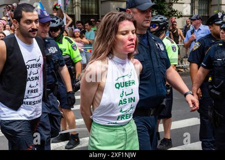 New York, NY, USA. 30. Juni 2024. Pro-palästinensische Demonstranten halten den New Yorker Pride March auf der Christopher Street, einen Block vom historischen Stonewall Inn entfernt, weigern sich zu bewegen und werden schließlich friedlich verhaftet und von der Polizei weggebracht. Prote4sters werden in Handschellen abgeführt. Quelle: Ed Lefkowicz/Alamy Live News Stockfoto