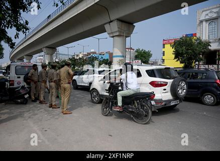 Noida, Indien. 30. Juni 2024. NOIDA, INDIEN - JUNI 30: Nach dem Tod eines Kindes bei einem Verkehrsunfall gestern in Hoshiarpur Dorf des Sektors 51 blockierten Nachmittagsfamilien und Dorfbewohner die Straße heute, am 30. Juni 2024 in Noida, Indien. (Foto: Sunil Ghosh/Hindustan Times/SIPA USA) Credit: SIPA USA/Alamy Live News Stockfoto