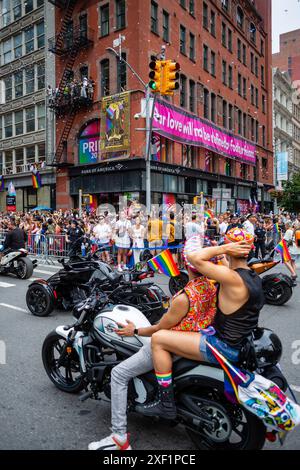 New York, NY, USA. 30. Juni 2024. Der New Yorker Pride March erfüllte die Fifth Avenue mit marschierenden und zuschauerlichen Besuchern, viele davon in Kostümen, die die LGBTQ-Community feierten. Quelle: Ed Lefkowicz/Alamy Live News Stockfoto