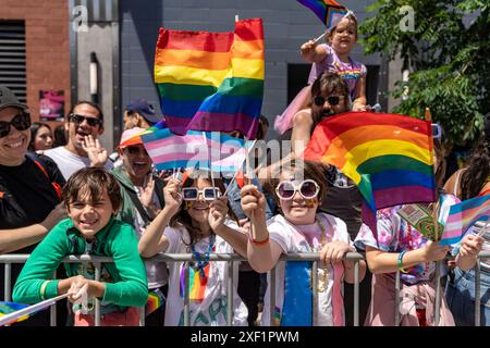 Chicago, USA. 30. Juni 2024: Junge Besucher der Chicago Pride Parade posieren für Bilder (Foto: © Chris Riha/ZUMA Press Wire) NUR REDAKTIONELLE VERWENDUNG! Nicht für kommerzielle ZWECKE! Quelle: ZUMA Press, Inc./Alamy Live News Stockfoto