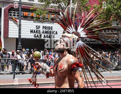 San Francisco, Usa. 30. Juni 2024. Die Teilnehmer marschieren auf der Market Street während der San Francisco Pride Parade in San Fraciscoon am Sonntag, den 30. Juni 2024. Zehntausende waren an der jährlichen Veranstaltung beteiligt. Foto: Terry Schmitt/UPI Credit: UPI/Alamy Live News Stockfoto