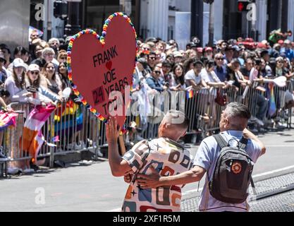 San Francisco, Usa. 30. Juni 2024. Die Teilnehmer marschieren auf der Market Street während der San Francisco Pride Parade in San Fraciscoon am Sonntag, den 30. Juni 2024. Zehntausende waren an der jährlichen Veranstaltung beteiligt. Foto: Terry Schmitt/UPI Credit: UPI/Alamy Live News Stockfoto
