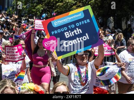 San Francisco, Usa. 30. Juni 2024. Die Teilnehmer marschieren auf der Market Street während der San Francisco Pride Parade in San Fraciscoon am Sonntag, den 30. Juni 2024. Zehntausende waren an der jährlichen Veranstaltung beteiligt. Foto: Terry Schmitt/UPI Credit: UPI/Alamy Live News Stockfoto