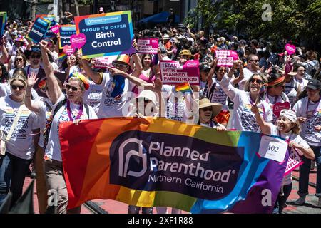 San Francisco, Usa. 30. Juni 2024. Die Teilnehmer marschieren auf der Market Street während der San Francisco Pride Parade in San Fraciscoon am Sonntag, den 30. Juni 2024. Zehntausende waren an der jährlichen Veranstaltung beteiligt. Foto: Terry Schmitt/UPI Credit: UPI/Alamy Live News Stockfoto