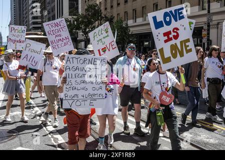 San Francisco, Usa. 30. Juni 2024. Die Teilnehmer marschieren auf der Market Street während der San Francisco Pride Parade in San Fraciscoon am Sonntag, den 30. Juni 2024. Zehntausende waren an der jährlichen Veranstaltung beteiligt. Foto: Terry Schmitt/UPI Credit: UPI/Alamy Live News Stockfoto