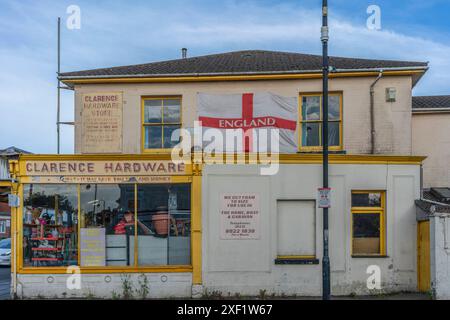 St Georges Cross England Flagge zur Unterstützung der englischen Fußballmannschaft an der Fassade eines lokalen Traditional Hardware Stores in Southampton, England, Großbritannien Stockfoto