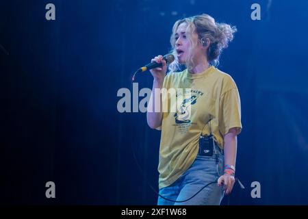 Glastonbury, Somerset, Großbritannien. 30. Juni 2024. Sabina Mae Teitelbaum, bekannt unter ihrem Künstlernamen Blondshell, tritt live auf der Bühne beim Glastonbury Festival, 30. Juni 2024 Credit: Dawn Fletcher-Park/Alamy Live News auf Stockfoto