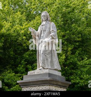 Nahaufnahme der Isaac Watts Monument Memorial Statue vor einem Hintergrund von Bäumen im Watts Park (West Park), Southampton, Hampshire, England, Großbritannien Stockfoto