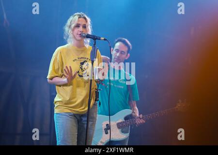 Glastonbury, Somerset, Großbritannien. 30. Juni 2024. Sabina Mae Teitelbaum, bekannt unter ihrem Künstlernamen Blondshell, tritt live auf der Bühne beim Glastonbury Festival, 30. Juni 2024 Credit: Dawn Fletcher-Park/Alamy Live News auf Stockfoto