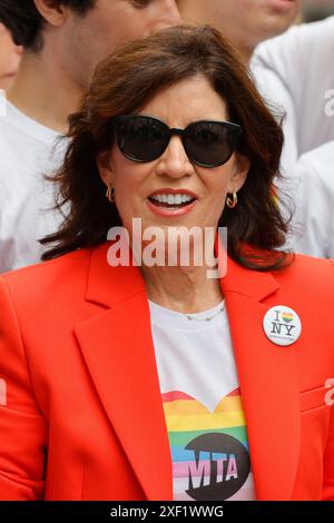 New York, USA, 30. Juni 2024: Kathy Hochul, Gouverneur des Bundesstaates New York, marschierte zusammen mit Tausenden von Menschen zur New York City Pride Parade. Sonntag, Stockfoto