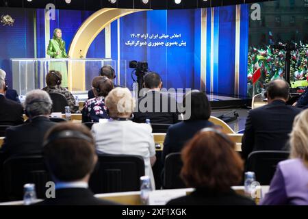 Maryam Rajavi sagte als Hauptredner: "Wer sich nach einer republik und der Souveränität des Volkes sehnt, wer sich nach Freiheit und Demokratie sehnt, muss zuerst die Diktaturen des Schahs und der Mullahs stürzen." Im Nationalen Widerstandsrat des Iran (NCRI) in Auvers-sur-Oise, nördlich von Paris. Ein dreitägiges Gipfeltreffen, auf dem weltweit bekannte prominente Redner teilnehmen, wird sich mit Schlüsselthemen zu den Bedrohungen befassen, die von dem bestehenden Regime ausgehen, der praktikablen Alternative und der Notwendigkeit, die richtigen Strategien für die Zukunft Irans zu verabschieden und den zehn-Punkte-Plan von Maryam zu unterstützen Stockfoto