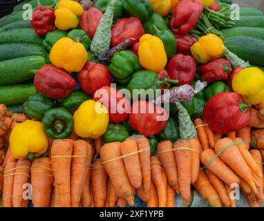 Schließen Sie buntes frisches Gemüse und Obst auf dem Markt Stockfoto