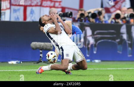 Gelsenkirchen. 30. Juni 2024. Jude Bellingham aus England wird beim Achtelfinale der UEFA Euro 2024 zwischen England und der Slowakei am 30. Juni 2024 im deutschen Gelsenkirchen bekämpft. Quelle: Bai Xuefei/Xinhua/Alamy Live News Stockfoto
