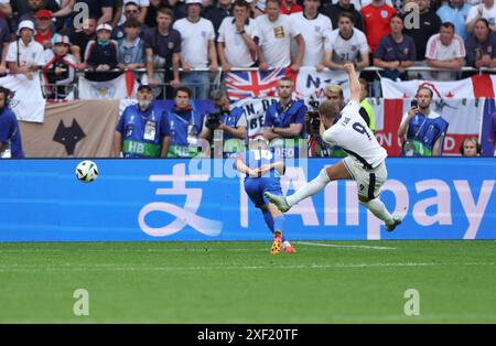 Gelsenkirchen. 30. Juni 2024. Harry Kane (R) aus England schießt beim Achtelfinale der UEFA Euro 2024 zwischen England und der Slowakei am 30. Juni 2024 in Gelsenkirchen. Quelle: Bai Xuefei/Xinhua/Alamy Live News Stockfoto