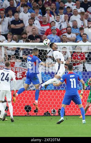 Gelsenkirchen. 30. Juni 2024. David Hancko (Top L) aus der Slowakei wetteiferte gegen Kyle Walker aus England beim Achtelfinale der UEFA Euro 2024 in Gelsenkirchen am 30. Juni 2024. Quelle: Bai Xuefei/Xinhua/Alamy Live News Stockfoto