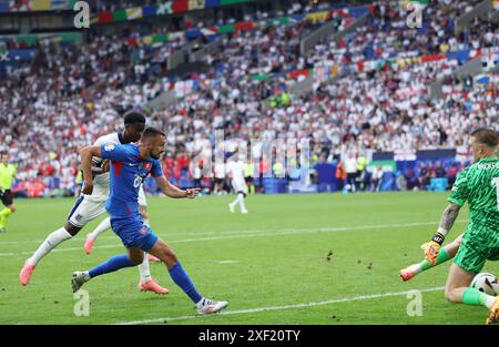 Gelsenkirchen. 30. Juni 2024. Ivan Schranz (C) aus der Slowakei erzielte beim Achtelfinale der UEFA Euro 2024 zwischen England und der Slowakei am 30. Juni 2024 in Gelsenkirchen. Quelle: Bai Xuefei/Xinhua/Alamy Live News Stockfoto