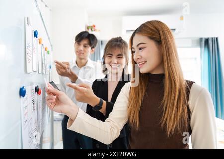 Creative UX UI Team Brainstorming für Startup Business Development in moderner Büroumgebung Stockfoto