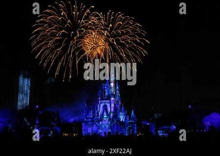 2024 Department of Defense Warrior Games Athleten und ihre Familien und Freunde genießen ein Feuerwerk während einer Veranstaltung im Disney World's Magic Kingdom Vergnügungspark in Lake Buena Vista, Florida, 21. Juni 2024. Die Warrior Games wurden entwickelt, um die Genesungsreisen von verwundeten, kranken, verletzten Servicemitarbeitern und Veteranen außerhalb der traditionellen Therapieumgebung zu verbessern und die Gemeinschaft in Echtzeit zur Genesung zusammenzubringen. Die zehntägige Veranstaltung besteht aus mehr als 200 verletzten, kranken und verletzten Mitgliedern des Dienstes und erfahrenen Athleten, die an 11 adaptiven Sportveranstaltungen vom 21. Bis 30. Juni teilnehmen. Stockfoto