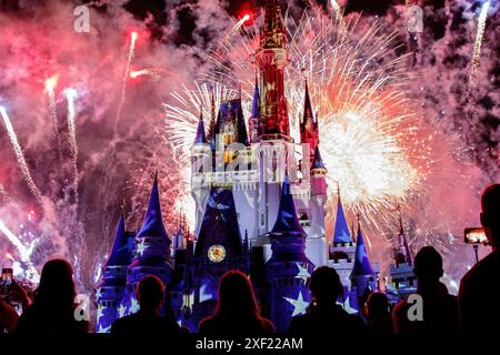 2024 Department of Defense Warrior Games Athleten und ihre Familien und Freunde genießen ein besonderes Feuerwerk während der Nationalhymne während einer Veranstaltung im Disney World’s Magic Kingdom Vergnügungspark in Lake Buena Vista, Florida, 21. Juni 2024. Die Warrior Games wurden entwickelt, um die Genesungsreisen von verwundeten, kranken, verletzten Servicemitarbeitern und Veteranen außerhalb der traditionellen Therapieumgebung zu verbessern und die Gemeinschaft in Echtzeit zur Genesung zusammenzubringen. Die 10-tägige Veranstaltung besteht aus mehr als 200 verletzten, kranken und verletzten Servicemitarbeitern und erfahrenen Athleten, die an 11 Anzeigen teilnehmen Stockfoto