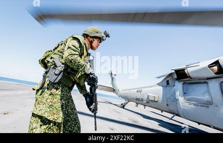 Ein kolumbianischer Seemannsseemann der Marine fährt am 29. Juni 2024 auf dem Flugdeck des Flugzeugträgers USS George Washington (CVN 73) zu einer MH-60S Seahawk. George Washington wird als Teil von Southern Seas 2024 eingesetzt, das durch gemeinsamen, multinationalen und interinstitutionellen Austausch und Zusammenarbeit die Fähigkeiten, die Interoperabilität und die Stärkung der maritimen Partnerschaften mit Ländern im gesamten Zuständigkeitsbereich des US-amerikanischen Südkommandos verbessern soll. (Foto der U.S. Navy von Mass Communication Specialist 3rd Class August Y. Clawson) Stockfoto