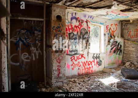 Graffiti im Wohnzimmer in dem verlassenen baufälligen Haus an der Red Head Road in Saint John, New Brunswick, Kanada Stockfoto