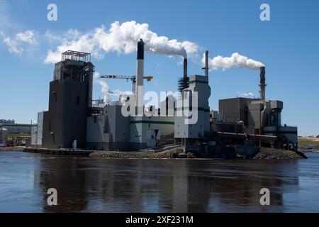 Irving Zellstoff- und Papierfabrik an den Reversing Falls in Saint John, New Brunswick, Kanada Stockfoto