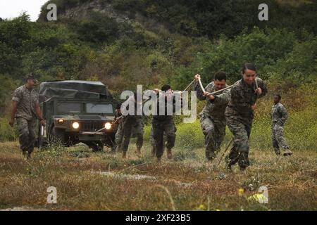 US-Marines und Navy-Corpsmen mit 11. Marine-Regiment, 1. Marine-Division, ziehen einen Humvee während des jährlichen Corpsman Cup der Division im Marine Corps Base Camp Pendleton, Kalifornien, 14. Juni 2024. Der Corpsman Cup ist eine langjährige Tradition innerhalb des 1st MARDIV, die medizinisches Personal aus der gesamten Division zusammenbringt, um durch eine Reihe von physischen Herausforderungen und technischen Bewertungen konkurrieren zu können. (Foto des U.S. Marine Corps von CPL. Anita Ramos) Stockfoto