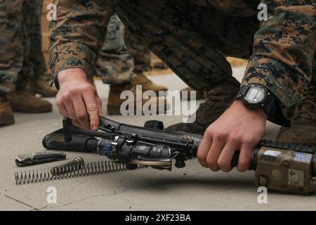 Während des jährlichen Corpsman Cup der Division im Marine Corps Base Camp Pendleton, Kalifornien, am 14. Juni 2024, baut ein Korpsman M4-Karabiner zusammen. Der Corpsman Cup ist eine langjährige Tradition innerhalb des 1st MARDIV, die alle medizinischen Mitarbeiter aus der gesamten Division zusammenbringt, um sich durch eine Reihe von körperlichen Herausforderungen und technischen Bewertungen zu messen. (Foto des U.S. Marine Corps von CPL. Anita Ramos) Stockfoto