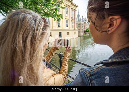 Den Haag, Niederlande. 30. Juni 2024. Die Menschen beobachten und hören auf ihrem mobileís, während der scheidende niederländische Premierminister Mark Rutte seine Abschiedsrede vor der Nation hält. Der scheidende niederländische Premierminister Mark Rutte hielt in seinem Büro in Torentje im Haager Büro seine letzte Rede vor dem Land. In knapp 12 Minuten überschritt er einige Höhen und Tiefen seiner 14 Jahre als Premierminister. Die Nachricht wurde um 16:30 Uhr im Radio, Fernsehen und Livestream übertragen. Herr Rutte wurde zum nächsten Generalsekretär der NATO ernannt. Quelle: SOPA Images Limited/Alamy Live News Stockfoto